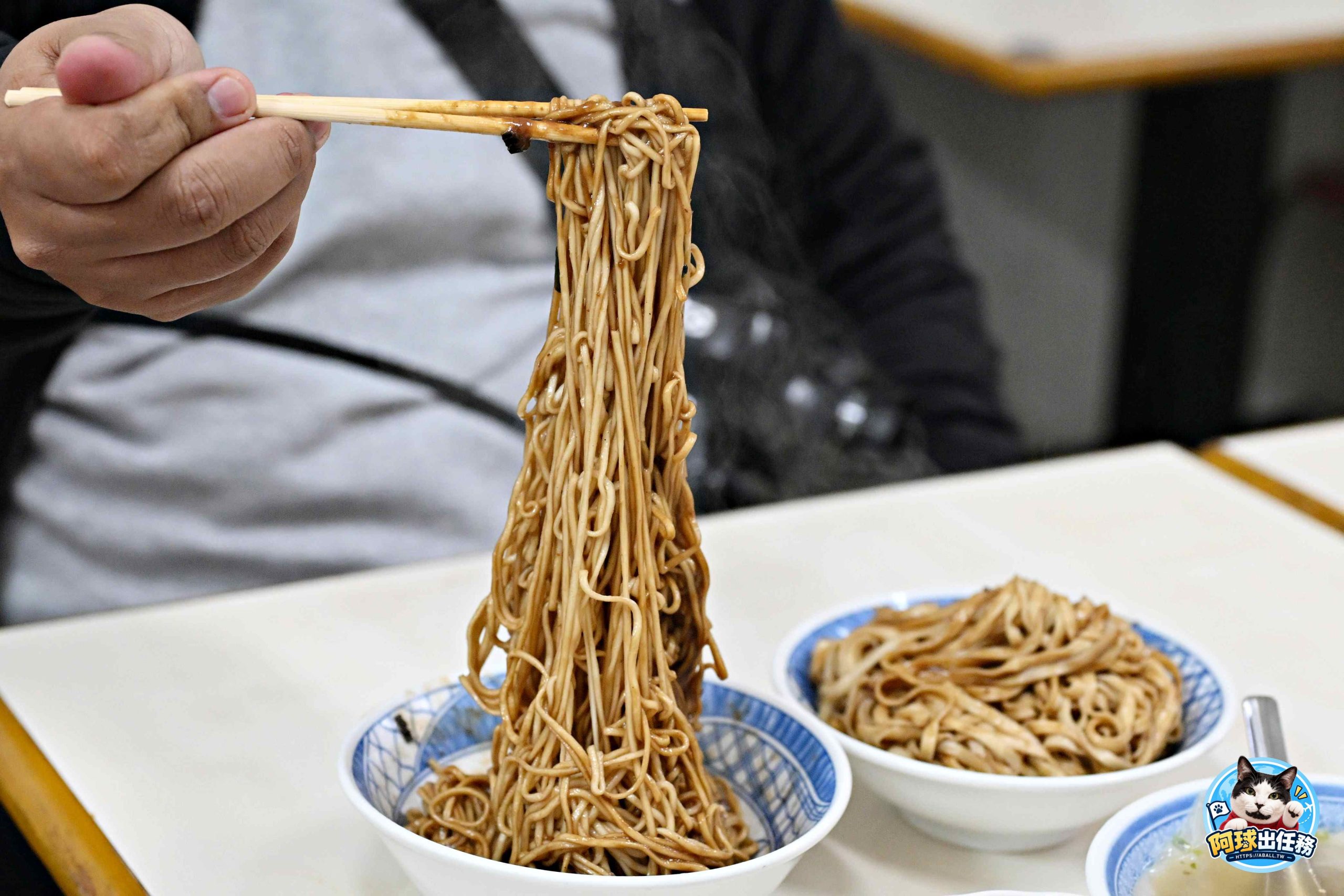 宜蘭人從小吃到大的炸醬麵！45元濃郁醬香配Q彈扁麵，假日還要排隊半小時