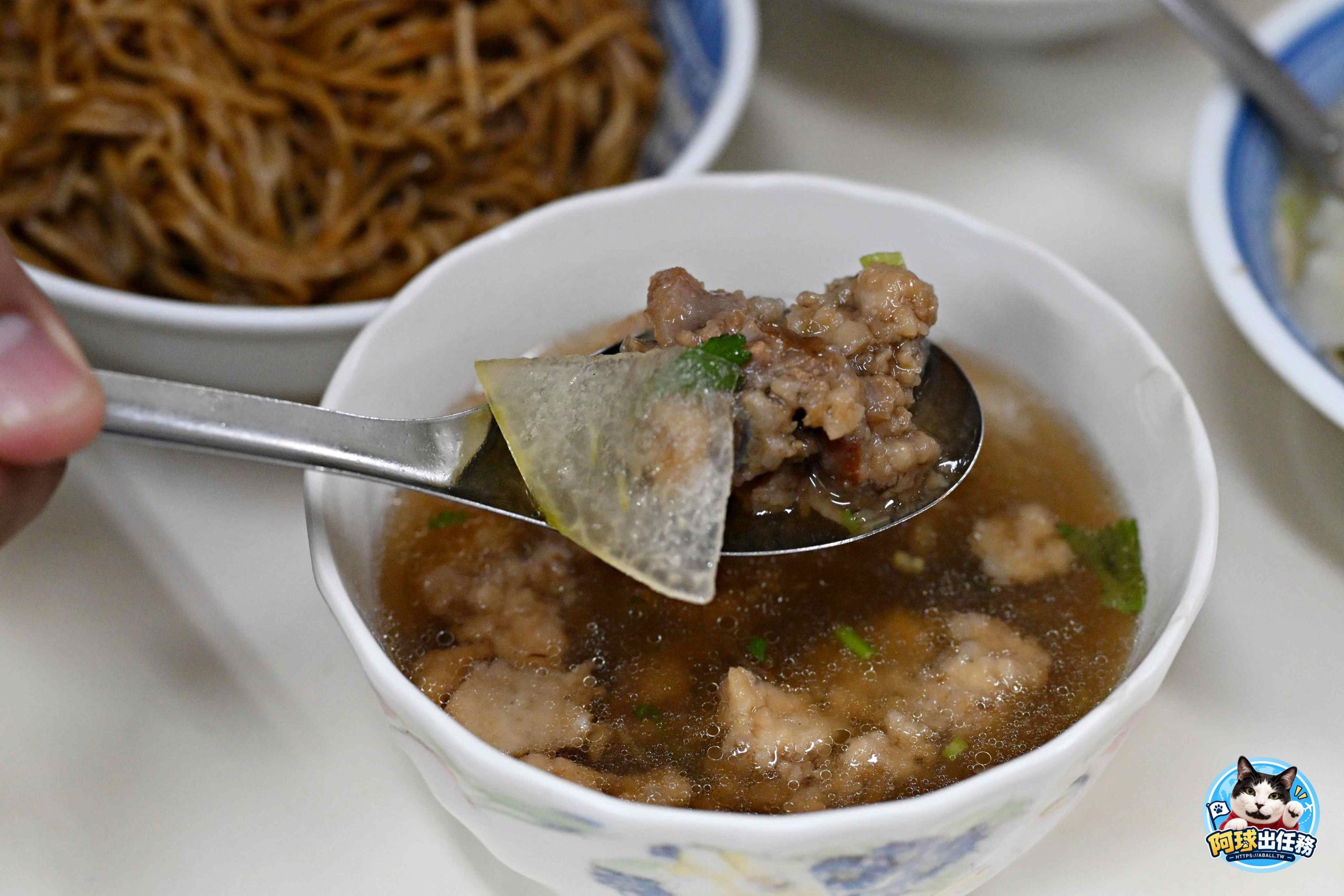 宜蘭人從小吃到大的炸醬麵！45元濃郁醬香配Q彈扁麵，假日還要排隊半小時